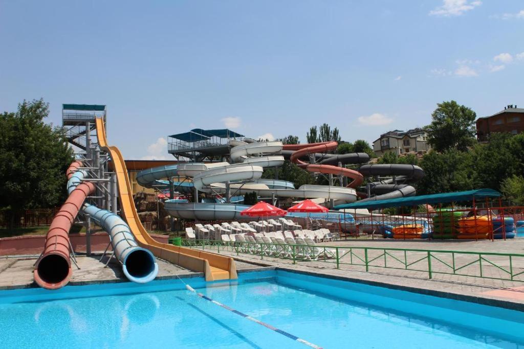 Aquapark Hotel & Villas Yerevan Bagian luar foto